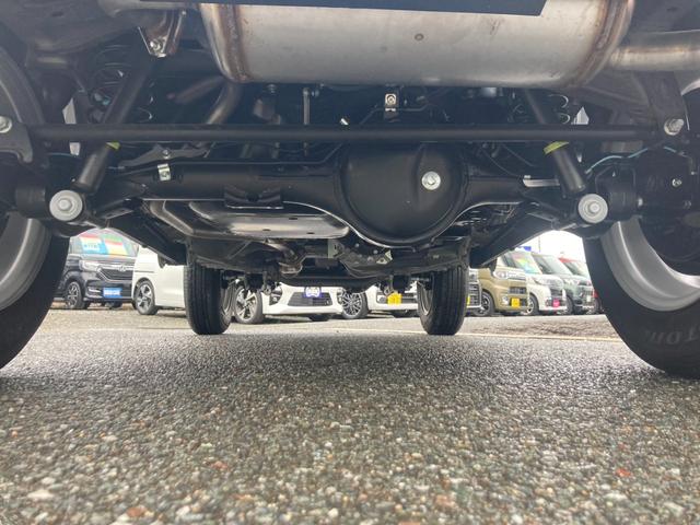 ジムニー ＸＣ　４ＷＤ　ＡＴ　届出済未使用車　衝突軽減ブレーキ　シートヒーター　コーナーセンサー　レーン逸脱警報　誤発進抑制装置　純正１６ＡＷ　革巻ハンドル　スマートキー　ターボ　クルコン　オートハイビーム　ＬＥＤヘッドライト　フォグライト　背面タイヤ　電格ミラー（31枚目）