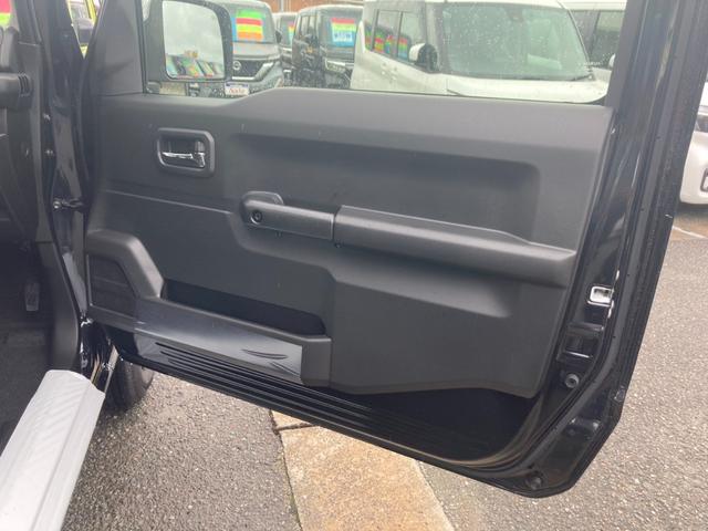 ジムニー ＸＣ　４ＷＤ　ＡＴ　届出済未使用車　衝突軽減ブレーキ　シートヒーター　コーナーセンサー　レーン逸脱警報　誤発進抑制装置　純正１６ＡＷ　革巻ハンドル　スマートキー　ターボ　クルコン　オートハイビーム　ＬＥＤヘッドライト　フォグライト　背面タイヤ　電格ミラー（50枚目）