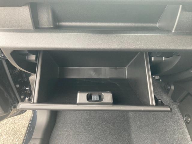 ジムニー ＸＣ　４ＷＤ　ＡＴ　届出済未使用車　衝突軽減ブレーキ　シートヒーター　コーナーセンサー　レーン逸脱警報　誤発進抑制装置　純正１６ＡＷ　革巻ハンドル　スマートキー　ターボ　クルコン　オートハイビーム　ＬＥＤヘッドライト　フォグライト　背面タイヤ　電格ミラー（55枚目）