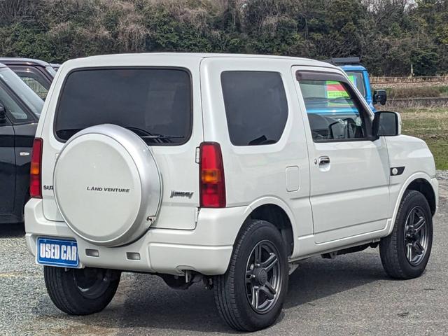 ジムニー ランドベンチャー　１０型５ＭＴ　ＳＤナビ　シートヒーター　４ＷＤ　レザーシート　ＴＶ　ＥＴＣ　フォグライト　背面タイヤカバー　革巻ハンドル　ターボ　キーレス　ステリモ　ミラーヒーター　純正１６ＡＷ　ドアバイザー　電格ミラー　ＤＶＤ再生　光軸調整ライト　ＡＢＳ（6枚目）