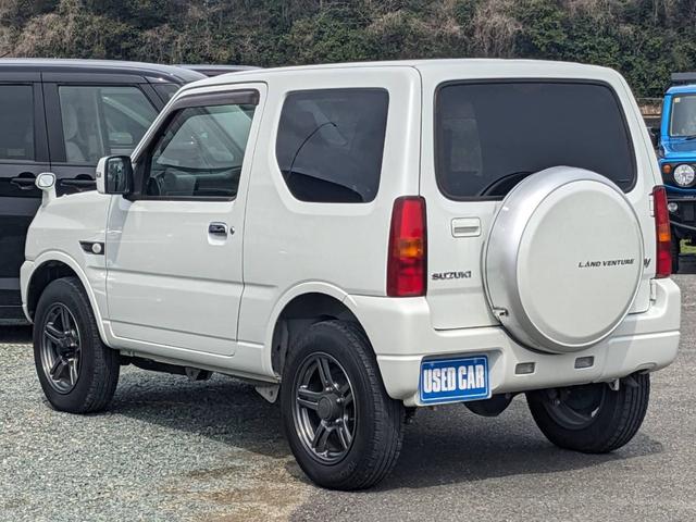 ジムニー ランドベンチャー　１０型５ＭＴ　ＳＤナビ　シートヒーター　４ＷＤ　レザーシート　ＴＶ　ＥＴＣ　フォグライト　背面タイヤカバー　革巻ハンドル　ターボ　キーレス　ステリモ　ミラーヒーター　純正１６ＡＷ　ドアバイザー　電格ミラー　ＤＶＤ再生　光軸調整ライト　ＡＢＳ（8枚目）