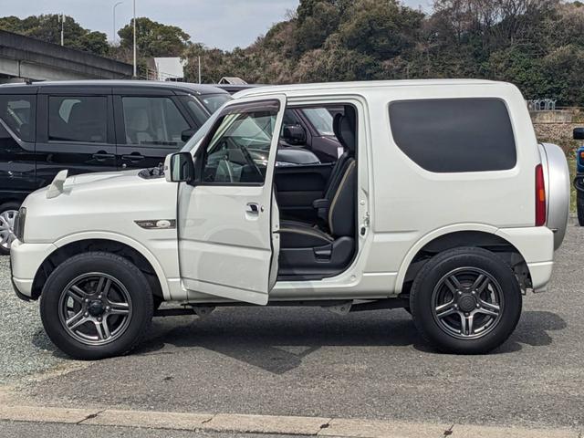 ジムニー ランドベンチャー　１０型５ＭＴ　ＳＤナビ　シートヒーター　４ＷＤ　レザーシート　ＴＶ　ＥＴＣ　フォグライト　背面タイヤカバー　革巻ハンドル　ターボ　キーレス　ステリモ　ミラーヒーター　純正１６ＡＷ　ドアバイザー　電格ミラー　ＤＶＤ再生　光軸調整ライト　ＡＢＳ（42枚目）