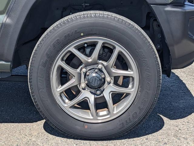 ジムニー ＸＣ　４ＷＤ　ＡＴ　メディアオーディオ　Ｂｌｕｅｔｏｏｔｈ　バックカメラ　前後ドラレコ　シートヒーター　革巻ハンドル　ＥＴＣ　ターボ　クルーズコントロール　純正１６ＡＷ　ルーフキャリア　レーン逸脱警報　オートハイビーム　革巻ハンドル　ＤＶＤ再生　背面タイヤ（36枚目）