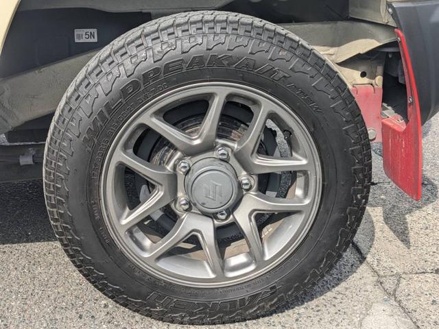 ジムニー ＸＣ　４ＷＤ　ＡＴ　９インチディスプレイオーディオ　ＥＴＣ　Ｂｌｕｅｔｏｏｔｈ　ＨＤＭＩ接続　前後ドラレコ　バックカメラ　背面タイヤ　クルーズコントロール　　ＬＥＤヘッドライト　シートヒーター　ＵＳＢ入力　オートハイビーム　純正１６ＡＷ　革巻ハンドル（33枚目）