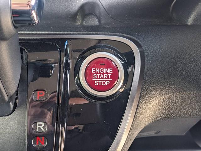 Ｎ－ＢＯＸカスタム ２トーンカラースタイル　Ｇ・Ｌパッケージ　後期　禁煙車　ワンオーナー　純正８インチナビ　両側パワードア　衝突軽減ブレーキ　フルセグＴＶ　Ｂｌｕｅｔｏｏｔｈ　ＨＤＭＩ接続　バックカメラ　レーン逸脱警報　ＨＩＤヘッドライト　純正１４ＡＷ　ＥＴＣ　ＤＶＤ　フォグ（6枚目）