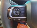 ★ステアリングスイッチ★ステアリングにオーディオ操作スイッチが付いています♪オーディオ画面に直接タッチしなくても操作が出来ますので、運転に集中できます。エアバックも搭載で安心してお乗り頂けます(^^)