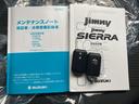 ジムニー ＸＣ　４ＷＤ　ＡＴ　純正８インチナビ　衝突軽減ブレーキ　Ｂｌｕｅｔｏｏｔｈ　フルセグＴＶ　バックカメラ　ＥＴＣ　クルーズコントロール　純正１６ＡＷ　ドラレコ　オートハイビーム　ＬＥＤヘッドライト　レーン逸脱警報　革巻ハンドル　シートヒーター　背面タイヤ（6枚目）