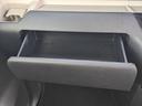 ★助手席のグローブボックスです★車検証ケースや、日頃使う小物類の収納に便利ですね！。入庫した際に先ずはスタッフが１００項目以上の入庫チェック厳しい規定をクリアーした車両のみを展示しております　★