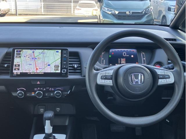 フィット ホーム　レンタＵＰ＆ＶＸＵ２４５ＦＴＩナビ＆フルセグ＆ＤＶＤ再生＆Ｂｌｕｅｔｏｏｔｈ＆バックモニター＆ＥＴＣ　衝突軽減　リアカメラ　ソナー　ＵＳＢ接続　ＡＡＣ　横滑り防止機能　サイドエアバック　オートライト（9枚目）