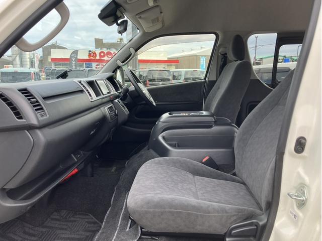 展示車になる工程で室内クリーニングをさせて頂き皆様に安心して触っていただけるよう展示させて頂いております。内外装で気になる点など御座いましたら詳細を写真などでご案内できますのでご遠慮なくお尋ね下さい。