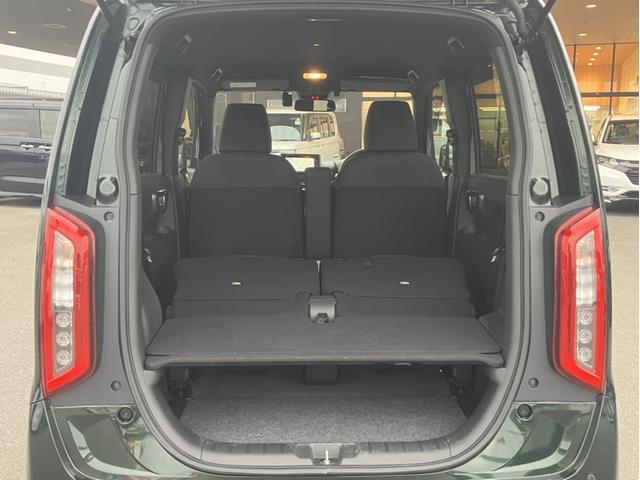リア席を倒せば広々とした空間の出来上がり、荷物がたくさん載せられますよ。