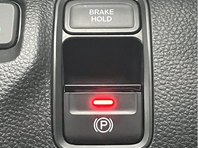 最新の電子制御パーキングブレーキ装備！ブレーキホールド機能も装備していますので渋滞時の疲れが軽減されますよ！
