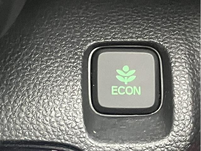 ＥＣＯＮ・燃費のいい運転時にはメーター内の証明がグリーンに。クルマ全体を低燃費モードにします、あなたのエコ運転を、あの手この手でサポートします。