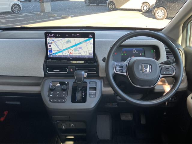 フリード ｅ：ＨＥＶエアーＥＸ　純正コネクトナビ（ＬＸＭ－２４７ＶＦＬｉ）＆フルセグＴＶ＆バックモニター＆純正ドラレコ（３カメラ）＆ＥＴＣ＆純正ＡＷ＆ＬＥＤヘッドライト＆シートヒーター（前席）　衝突軽減システム　横滑り防止装置（9枚目）