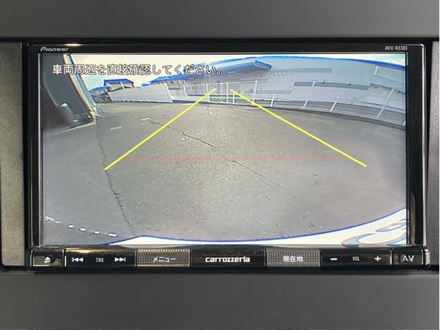 �o�b�N���j�^�[�����B��ʂɂČ���̊m�F���s����̂ŁA�o�b�N���Ԃ�Ԍɓ���̍ۂɂ͏d�󂵂܂��B�Ԃ̉^�]�Ɋ���Ȃ����ł����S�̃K�C�h���C���\���@�\�t�B