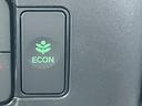 ECON・燃費のいい運転時にはメーター内の証明がグリーンに。クルマ全体を低燃費モードにします、あなたのエコ運転を、あの手この手でサポートします。