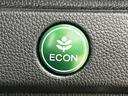 ＥＣＯＮ・燃費のいい運転時にはメーター内の証明がグリーンに。クルマ全体を低燃費モードにします、あなたのエコ運転を、あの手この手でサポートします。