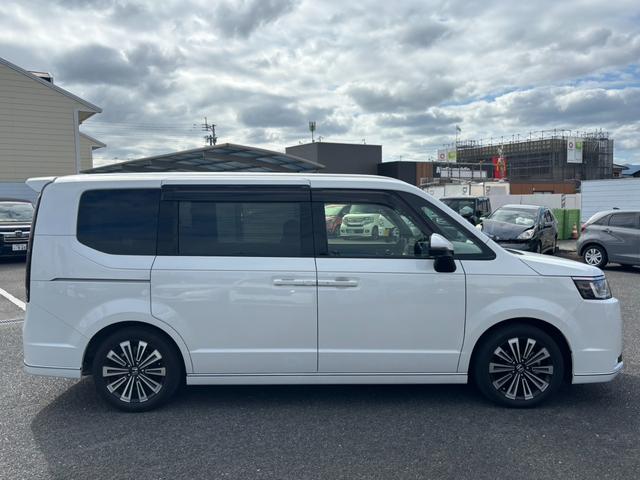 ステップワゴン スパーダプレミアムライン　ナビ／後席フリップダウンモニター／全方位モニター／ＥＴＣ／ドラレコ　ウォークスルー　セキュリティアラーム　ＵＳＢ　衝突軽減ブレーキ　クルーズコントロール　ＥＳＣ　バックモニター　ＡＢＳ　ＤＶＤ再生（3枚目）