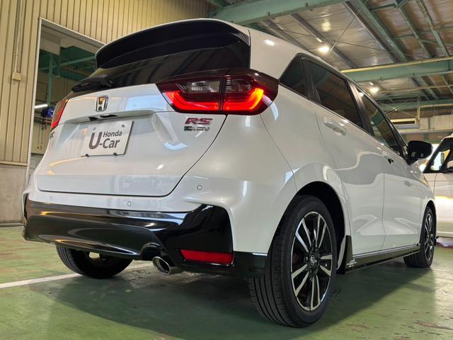 フィット e:HEVRS ディスプレイオーディオ/ブルートゥース/ETC/Bカメラ エアバッグ パワーウィンドウ 助手席エアバッグ LEDヘッドランプ セキュリティアラーム フルオートエアコン ETC装備 禁煙 スマートキ(7枚目)