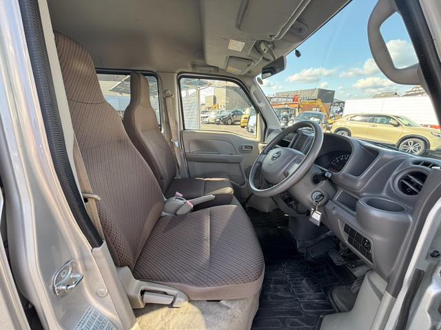 NV100クリッパーバン DX キーレス/ラジオ/ルーフコンソール 助手席エアバック キーレスキー ETC付き パワーウィンドー 盗難防止付き フルフラットシート パワステ付き 運転席エアバック エアコン 横滑り防止 ABS付き(8枚目)