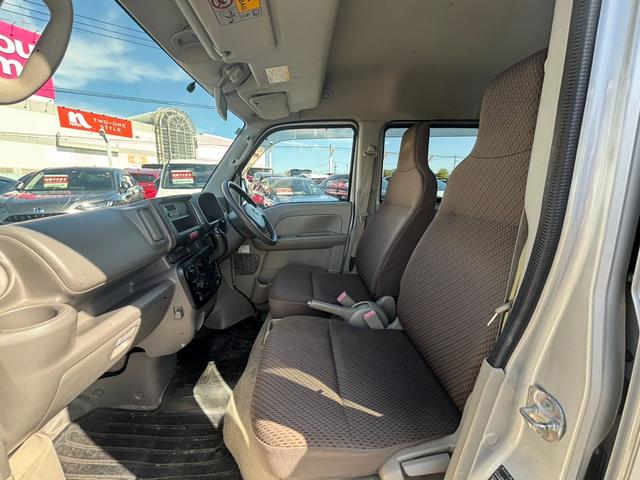 NV100クリッパーバン DX キーレス/ラジオ/ルーフコンソール 助手席エアバック キーレスキー ETC付き パワーウィンドー 盗難防止付き フルフラットシート パワステ付き 運転席エアバック エアコン 横滑り防止 ABS付き(10枚目)