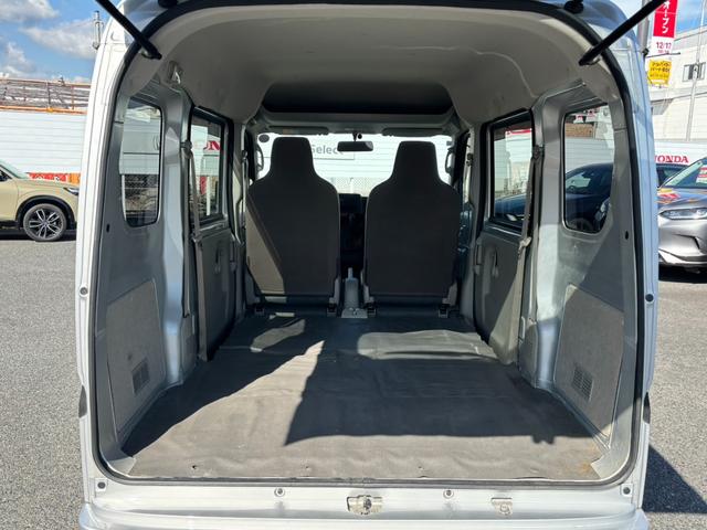 NV100クリッパーバン DX キーレス/ラジオ/ルーフコンソール 助手席エアバック キーレスキー ETC付き パワーウィンドー 盗難防止付き フルフラットシート パワステ付き 運転席エアバック エアコン 横滑り防止 ABS付き(12枚目)