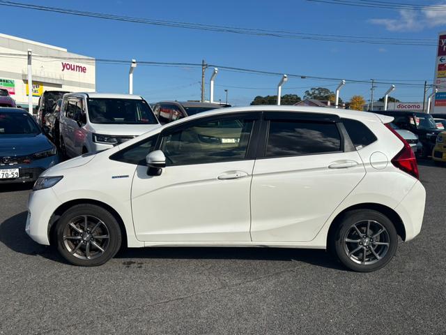フィットハイブリッド Ｌパッケージ　ナビ／フルセグ／Ｂカメラ／ＢＴオーディオ／ＥＴＣ　１オーナ　禁煙　ナビ＆ＴＶ　地デジフルセグＴＶ　ＵＳＢ　サイドエアバック　ＤＶＤ再生　ＬＥＤ　ＥＣＯＮ　バックカメラ　オートクルーズコントロール（3枚目）