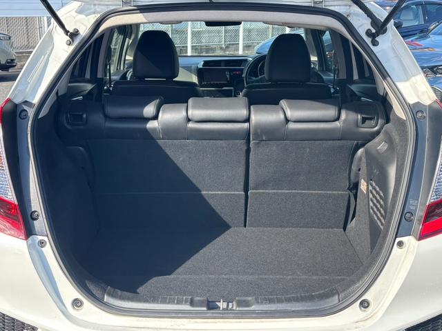 フィットハイブリッド Ｌパッケージ　ナビ／フルセグ／Ｂカメラ／ＢＴオーディオ／ＥＴＣ　１オーナ　禁煙　ナビ＆ＴＶ　地デジフルセグＴＶ　ＵＳＢ　サイドエアバック　ＤＶＤ再生　ＬＥＤ　ＥＣＯＮ　バックカメラ　オートクルーズコントロール（11枚目）