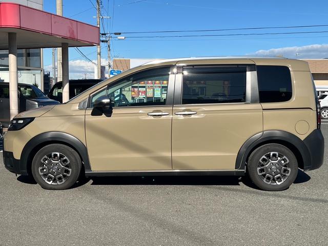 フリード ｅ：ＨＥＶクロスター　元デモカー／純正１１インチナビ／フルセグ／ドラレコ前後／ＥＴＣ／バックモニター　ワンオーナー　ＥＴＣ装備　Ｓヒーター　衝突軽減ブレーキシステム　禁煙車　オートエアコン　ＬＥＤライト　パーキングセンサー（4枚目）