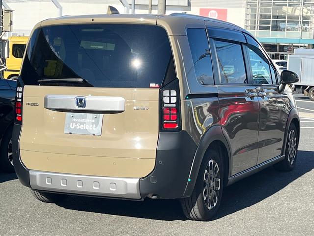 フリード ｅ：ＨＥＶクロスター　元デモカー／純正１１インチナビ／フルセグ／ドラレコ前後／ＥＴＣ／バックモニター　ワンオーナー　ＥＴＣ装備　Ｓヒーター　衝突軽減ブレーキシステム　禁煙車　オートエアコン　ＬＥＤライト　パーキングセンサー（6枚目）