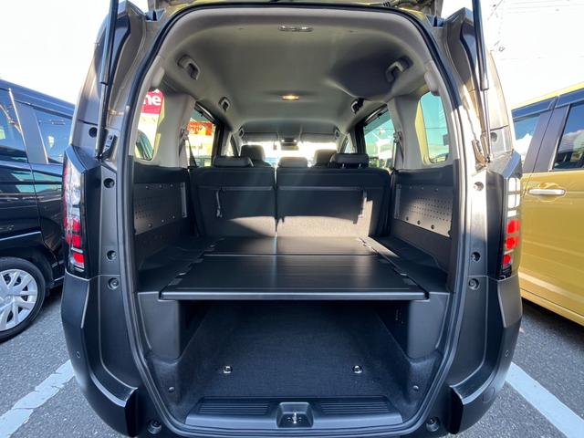 フリード ｅ：ＨＥＶクロスター　元デモカー／純正１１インチナビ／フルセグ／ドラレコ前後／ＥＴＣ／バックモニター　ワンオーナー　ＥＴＣ装備　Ｓヒーター　衝突軽減ブレーキシステム　禁煙車　オートエアコン　ＬＥＤライト　パーキングセンサー（11枚目）