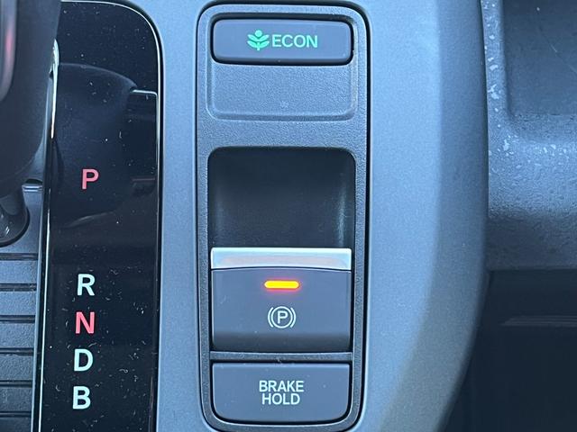 フリード ｅ：ＨＥＶクロスター　元デモカー／純正１１インチナビ／フルセグ／ドラレコ前後／ＥＴＣ／バックモニター　ワンオーナー　ＥＴＣ装備　Ｓヒーター　衝突軽減ブレーキシステム　禁煙車　オートエアコン　ＬＥＤライト　パーキングセンサー（20枚目）