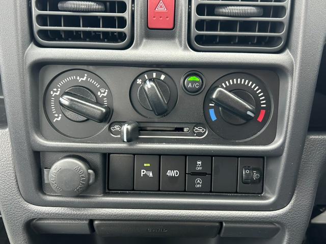 ＮＴ１００クリッパートラック ＤＸ　４ＷＤ／５ＭＴ／クリアランスソナー／パワーウィンドウ　エアＢ　ダブルエアバッグ　１オーナー　禁煙車　ＡＣ　ＰＳ　パワーウインドウ　ＡＢＳ　リモコンキー（13枚目）