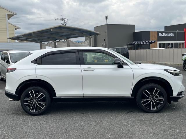 ヴェゼル ｅ：ＨＥＶＺ　コネクトディスプレー／フルセグＴＶ／ＢＴ／バックモニター／ＥＴＣ　地上デジタル　ＵＳＢ入力　ハンズフリーテールゲート　シートＨ　サイドエアＢ　禁煙車両　ダブルエアコン　パークセンサー　リヤカメラ（3枚目）