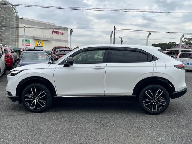 ヴェゼル ｅ：ＨＥＶＺ　コネクトディスプレー／フルセグＴＶ／ＢＴ／バックモニター／ＥＴＣ　地上デジタル　ＵＳＢ入力　ハンズフリーテールゲート　シートＨ　サイドエアＢ　禁煙車両　ダブルエアコン　パークセンサー　リヤカメラ（4枚目）