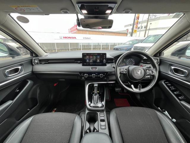 ヴェゼル ｅ：ＨＥＶＺ　コネクトディスプレー／フルセグＴＶ／ＢＴ／バックモニター／ＥＴＣ　地上デジタル　ＵＳＢ入力　ハンズフリーテールゲート　シートＨ　サイドエアＢ　禁煙車両　ダブルエアコン　パークセンサー　リヤカメラ（7枚目）