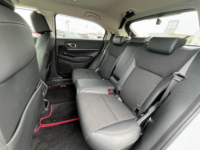 ヴェゼル ｅ：ＨＥＶＺ　コネクトディスプレー／フルセグＴＶ／ＢＴ／バックモニター／ＥＴＣ　地上デジタル　ＵＳＢ入力　ハンズフリーテールゲート　シートＨ　サイドエアＢ　禁煙車両　ダブルエアコン　パークセンサー　リヤカメラ（10枚目）