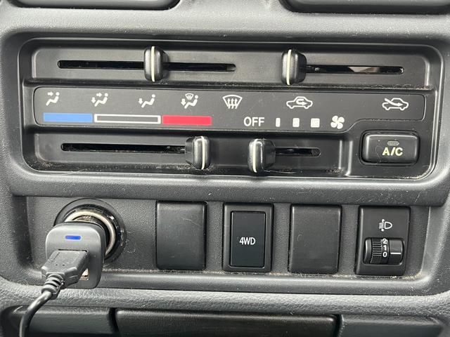 キャリイトラック ＫＣエアコン・パワステ　ＡＴ／パート４ＷＤ／ラジオ／エアコン／パワステ　４ＷＤ車　ＳＲＳ　デュアルエアバッグ　ＰＳ　禁煙（12枚目）