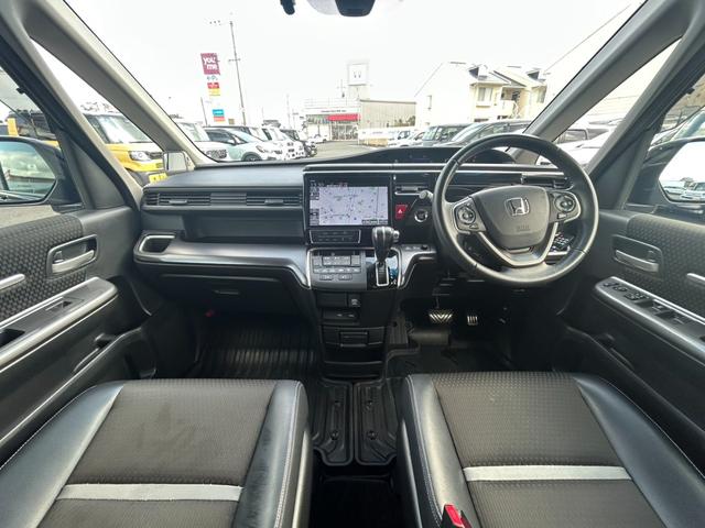 ステップワゴンスパーダ スパーダ・クールスピリットホンダセンシング　１０インチナビ／フルセグ／後席フリップダウンモニター／ドラレコ前後　スマートキ－　リヤカメラ　オートエアコン　アクティブクルーズ　イモビ　シートＨ　キーフリー　カーテンエアバック　アイドリングＳＴＯＰ（7枚目）