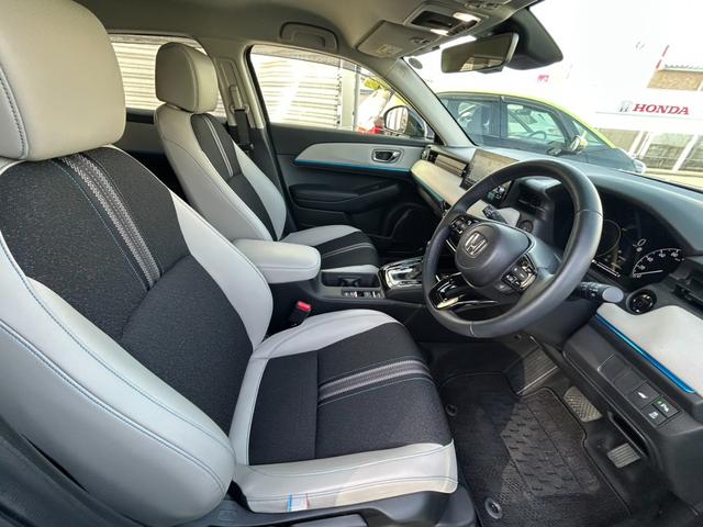 ヴェゼル ｅ：ＨＥＶＺ・ＰＬａＹパッケージ　当社レンタアップ／コネクトディスプレー／フルセグＴＶ／ＥＴＣ２．０／ドラレコ　地デジ　サイドエアバッグ　ソナー　１オナ　クルーズコントロール　禁煙　ナビＴＶ　シートヒータ　デュアルエアコン　ＵＳＢ接続（8枚目）