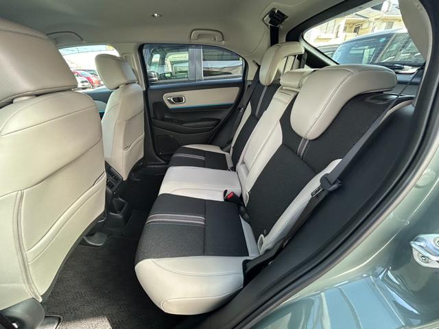 ヴェゼル ｅ：ＨＥＶＺ・ＰＬａＹパッケージ　当社レンタアップ／コネクトディスプレー／フルセグＴＶ／ＥＴＣ２．０／ドラレコ　地デジ　サイドエアバッグ　ソナー　１オナ　クルーズコントロール　禁煙　ナビＴＶ　シートヒータ　デュアルエアコン　ＵＳＢ接続（10枚目）