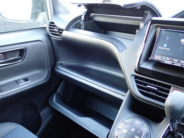 ヴォクシー X ナビ ETC バックカメラ 両側/片側電動スライドドア LEDヘッドライト MTモード付AT 3列シート ウォークスルー トラクションコントロール 横滑り防止装置 衝突回避軽減ブレーキ 盗難防止装置(17枚目)