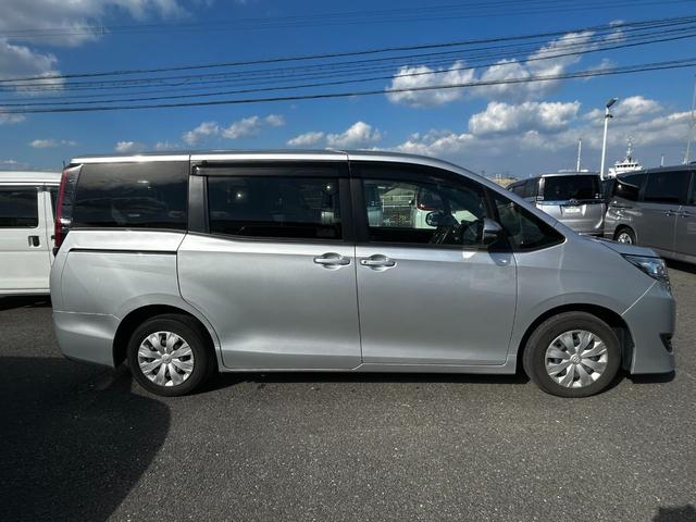 ノア Ｘ　ＥＴＣ　両側／片側電動スライドドア　衝突回避軽減　横滑り防止装置　クルーズコントロール　アイドリングストップ　ウィンカーミラー　３列シート　ＣＤ（7枚目）