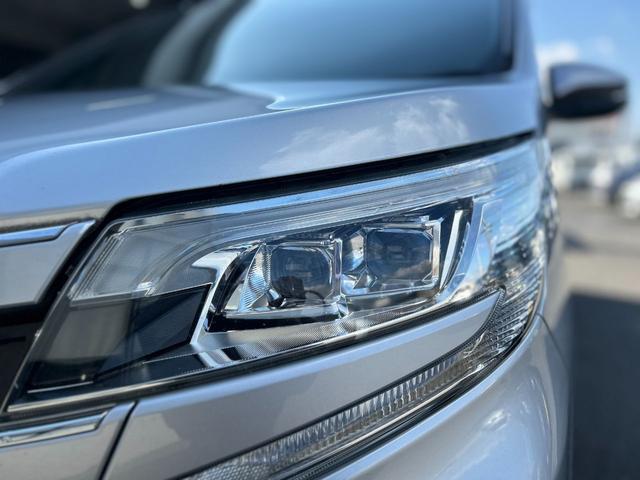 ノア Ｘ　ＥＴＣ　両側／片側電動スライドドア　衝突回避軽減　横滑り防止装置　クルーズコントロール　アイドリングストップ　ウィンカーミラー　３列シート　ＣＤ（11枚目）