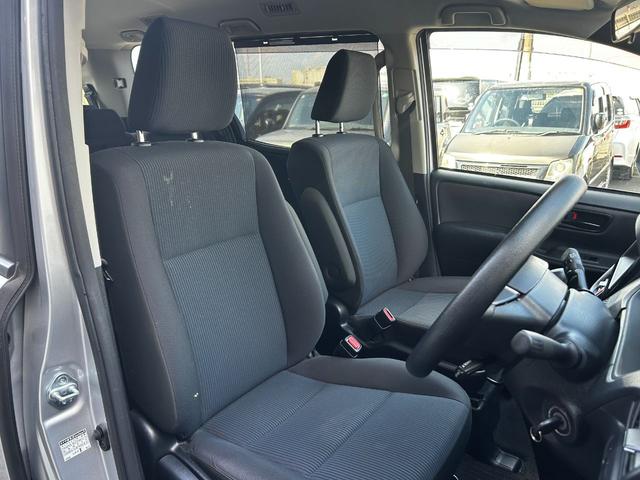 ノア Ｘ　ＥＴＣ　両側／片側電動スライドドア　衝突回避軽減　横滑り防止装置　クルーズコントロール　アイドリングストップ　ウィンカーミラー　３列シート　ＣＤ（12枚目）