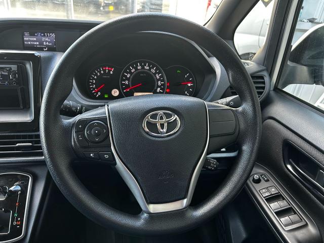 ノア Ｘ　ＥＴＣ　両側／片側電動スライドドア　衝突回避軽減　横滑り防止装置　クルーズコントロール　アイドリングストップ　ウィンカーミラー　３列シート　ＣＤ（15枚目）