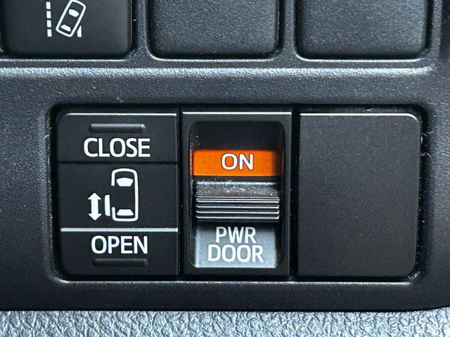 ノア Ｘ　ＥＴＣ　両側／片側電動スライドドア　衝突回避軽減　横滑り防止装置　クルーズコントロール　アイドリングストップ　ウィンカーミラー　３列シート　ＣＤ（18枚目）