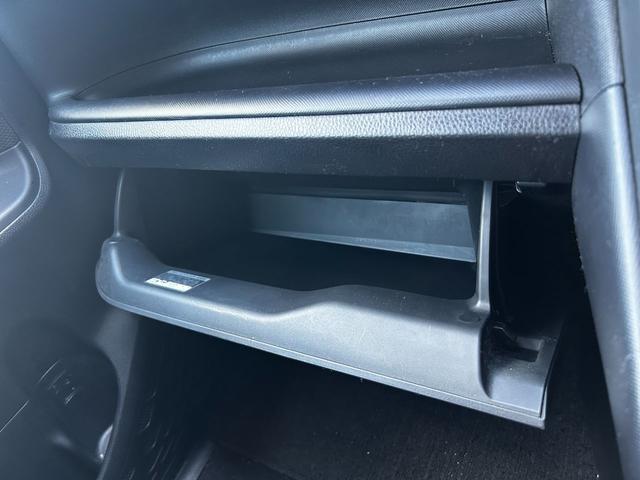 ノア Ｘ　ＥＴＣ　両側／片側電動スライドドア　衝突回避軽減　横滑り防止装置　クルーズコントロール　アイドリングストップ　ウィンカーミラー　３列シート　ＣＤ（27枚目）