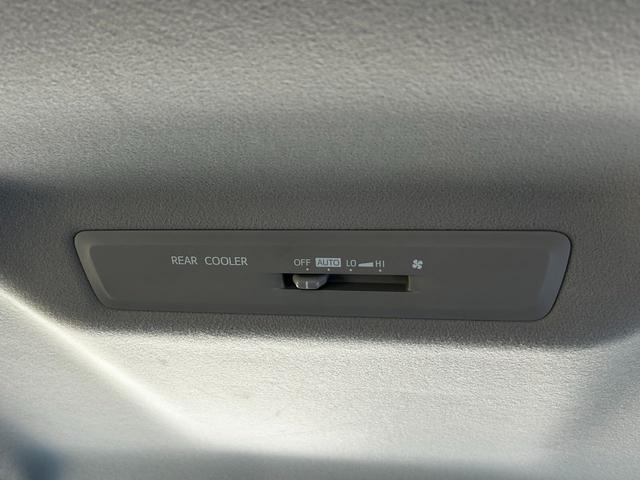 ノア Ｘ　ＥＴＣ　両側／片側電動スライドドア　衝突回避軽減　横滑り防止装置　クルーズコントロール　アイドリングストップ　ウィンカーミラー　３列シート　ＣＤ（30枚目）