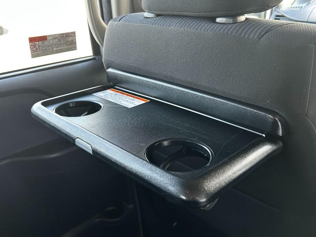 ノア Ｘ　ＥＴＣ　両側／片側電動スライドドア　衝突回避軽減　横滑り防止装置　クルーズコントロール　アイドリングストップ　ウィンカーミラー　３列シート　ＣＤ（32枚目）